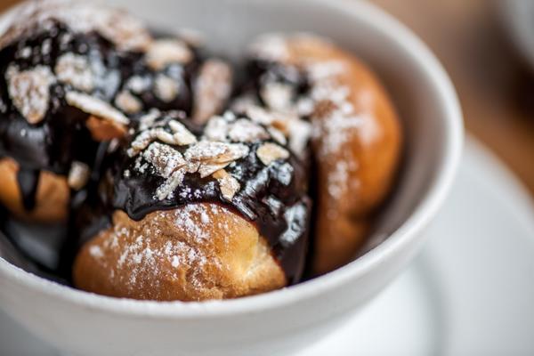 musettebytoma's tweet photo. It’s #ChocolateWeek – we recommend our Milk Chocolate Mousse Profiteroles with flaked almonds for this! #TKClassic http://t.co/g4xHzejA4W