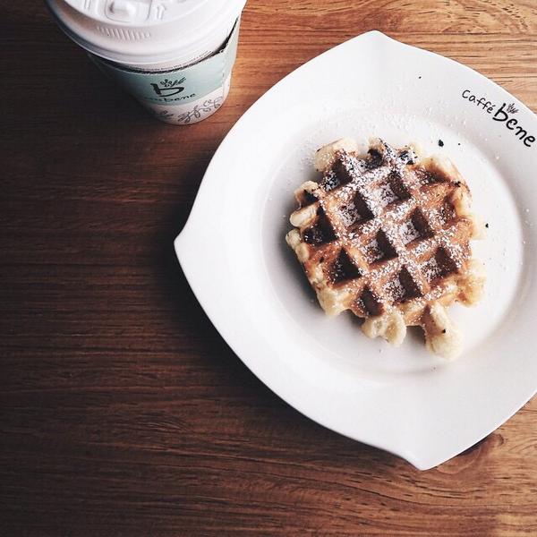 We specialize in a couple of things. Here's two of them we're most proud of. ☕️ #coffeeandwaffles
