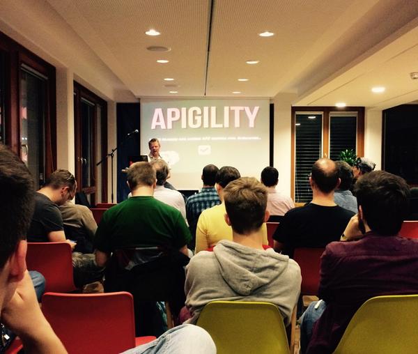 belanur's tweet photo. @Frille stellt Apigility vor #PHPUGHH http://t.co/9KilVzFRxJ