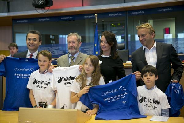 EPPGroup's tweet image. Thanks all kids @liaonet @marydunph for the inspiring @coderdojo event today. We learned to code and be cool. #EUDojo