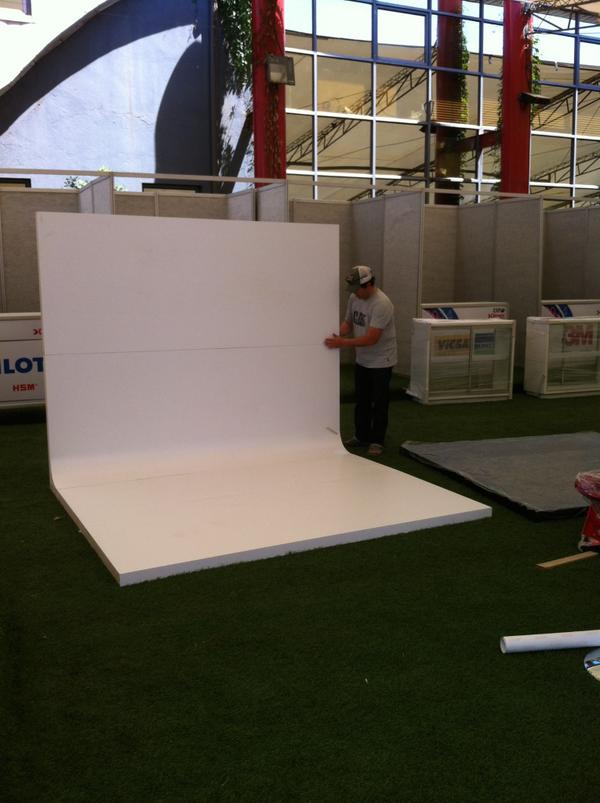 3Pro_CL's tweet photo. Fotos del inicio de los trabajos ayer en el stand de #Torre en #ExpoDimerc #Mobiliario #Construccion http://t.co/Bu9AEG5h1Y