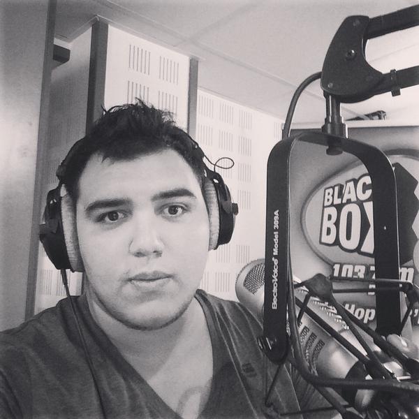 Sox2comptemusic's tweet photo. A 20h JE SERAIS EN DIRECT SUR BLACKBOX 103.7 !!!! SOYEZ A L'ÉCOUTE !!!!
#Sox2 http://t.co/ZVZbyqbEbV