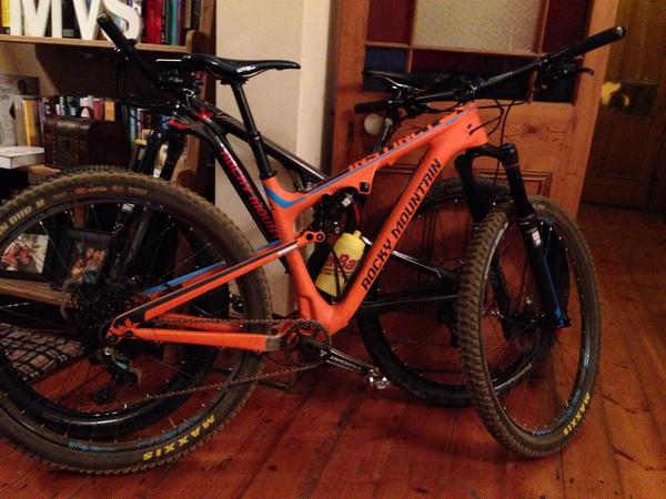 JarrydHaley's tweet photo. New addition to the family. Already making friends. @RockyMountainSA @rockymountain @PowerBarSA #Instinct #BCEdition http://t.co/OWfIERxgNp