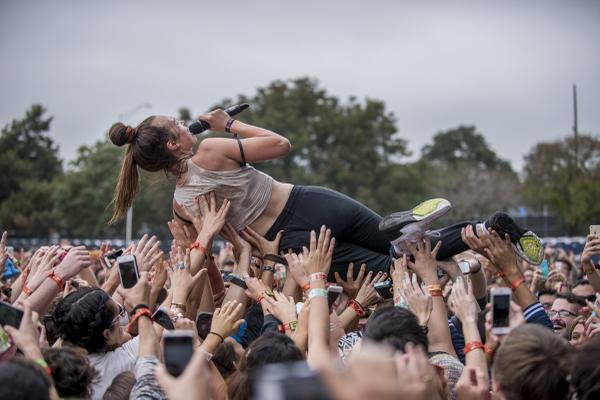 ICYMI- <a href="/MOMOMOYOUTH/">MØ ∞</a> was a force to be reckoned with at #ACLFest  Weekend Two Photo by <a href="/NickSimonite/">Nick Simonite</a>