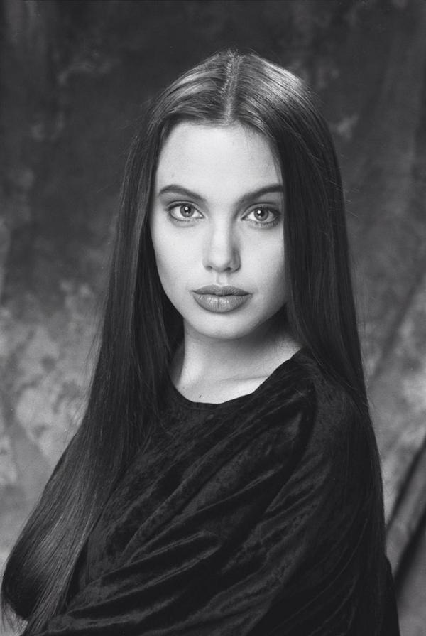 AmIamtikaiam's tweet photo. Wow Angelina Jolie during her teen years was beautiful. http://t.co/MbaWwIzsQD