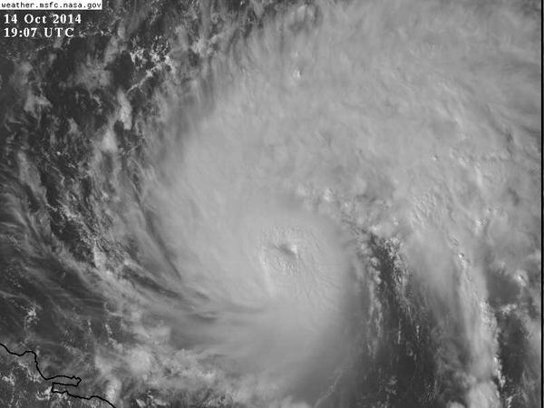 GloriaCeballos7's tweet photo. Imagen de satélite Visible de las 3:07pm,de el Huracán Gonzalo mejor organizado en aguas abiertas del Atlántico. http://t.co/9zfs7IMZhb