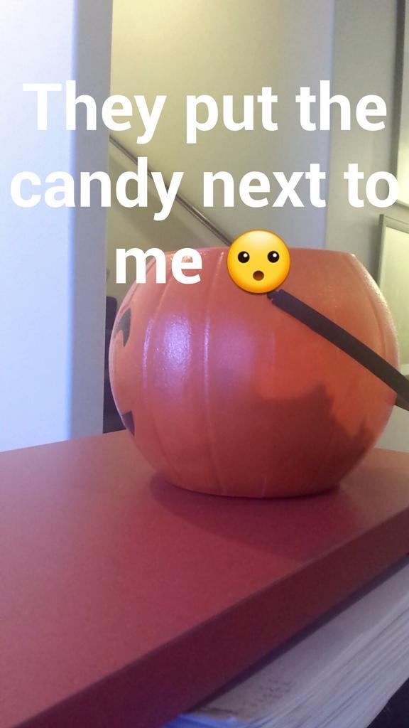 thedsimone's tweet image. Oh snappppp. #workdistractions