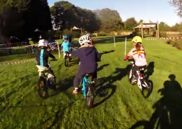 sticky_bottle's tweet photo. RT!!! On-board footage from Ulster Cyclocross Series Under 6-year-olds race; superb http://t.co/eSKxVgffnj @UlsterCX http://t.co/zIOKunG4VR