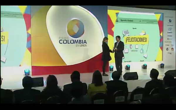 GobDigitalCO's tweet photo. Ganadores mejor contenido para pymes @paletadigital, reciben premio de @DiegoMolanoVega #PremioColombiaenLinea http://t.co/4ogr5t2VaX