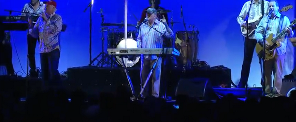 JarinChu's tweet image. #salesforcewave and Beach Boys. Just makes too much sense. #DF14