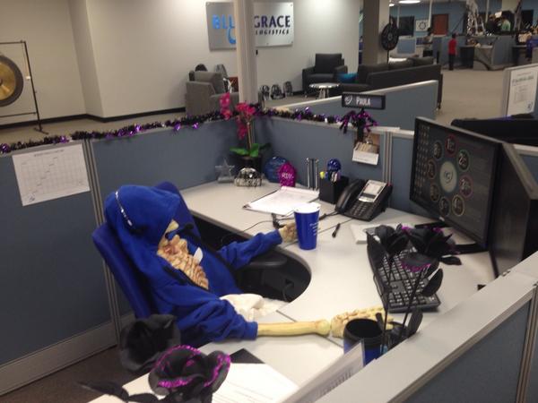 BGWheelsofSteel's tweet photo. Wow @paulabarca_BG is dying to get outta here today #longhours #boograce2014 @DaveIBG @MyBlueGrace #cantstopwontstop http://t.co/Qx4GVHLO8y