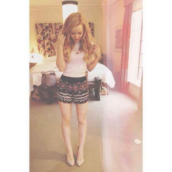 Dove Cameron Japan Instagramより ロンドンで撮った写真です Doveはとてもこの服が好きと言っています まだ夏みたいにlaは感じるけどもう10月なのね とも言っています Http T Co Xkbovcrdue Twitter