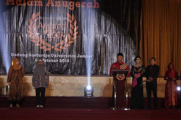 tadi malam @arumsabil8 dinobatkan sebagai pemenang Radar Jember award  kategori #pendekarlingkungan