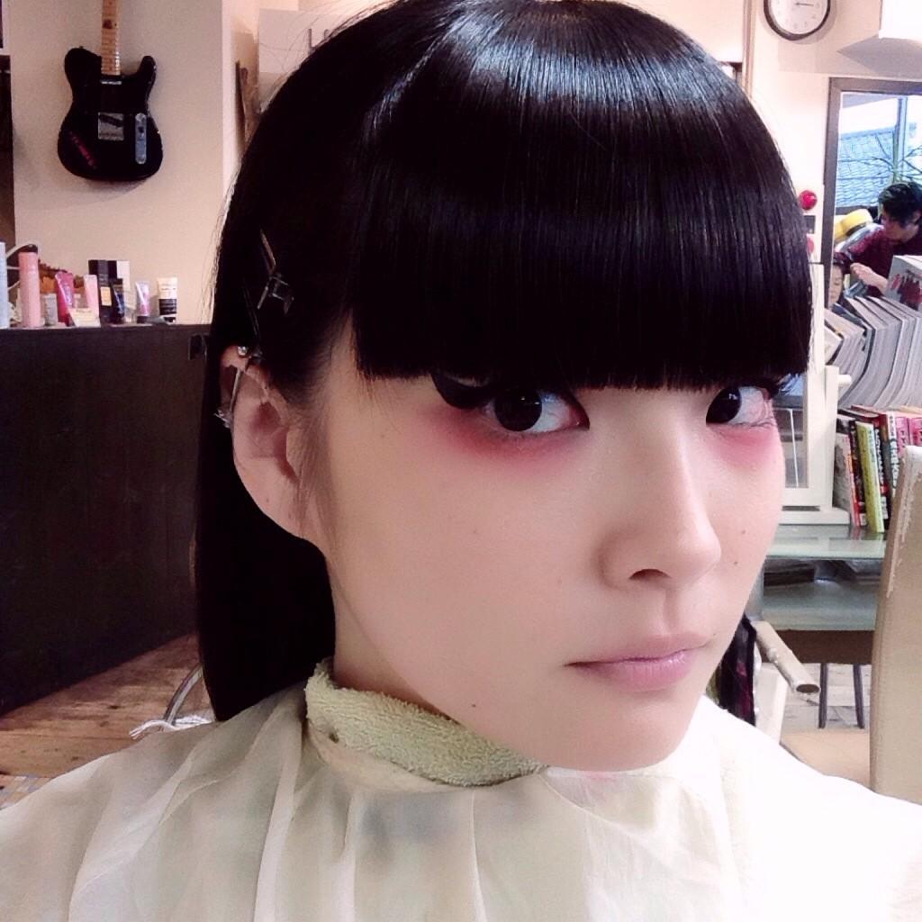 秋元梢 仕事と仕事の合間に 前髪を切りに行ってきたよ 写真は切る前 W Http T Co Olqtntkhad