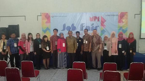 Foto bersama Rektor UPI &amp; Perwakilan dari setiap perusahaan.