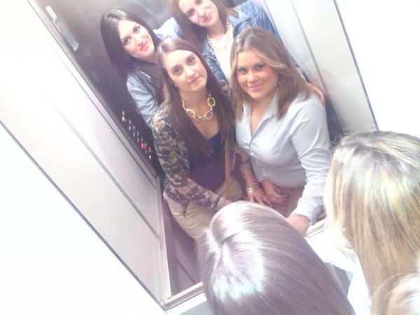 ainarabp's tweet photo. "@cbravob: Buena noche de feria con las guapas @MaribelRenault @ainarabp @Rocio_moly http://t.co/oAz9HqWB0K"