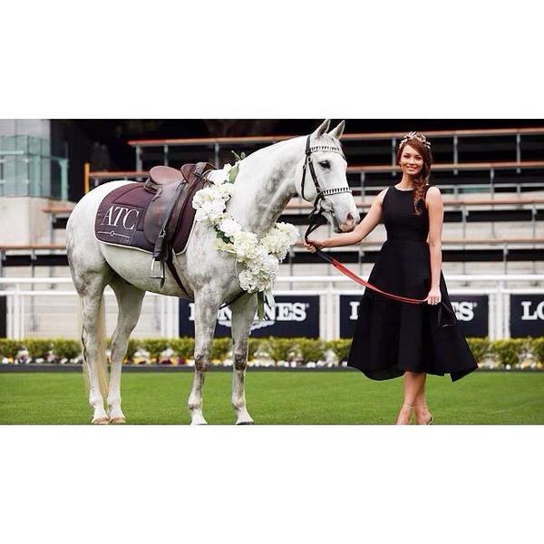 TheRickiLee's tweet image. Can&apos;t wait to frock up &amp;amp; perform #Giddyup at @royalrandwick this Saturday!!! xxx #SydneySpring @atc_races 🏇🏇🏇