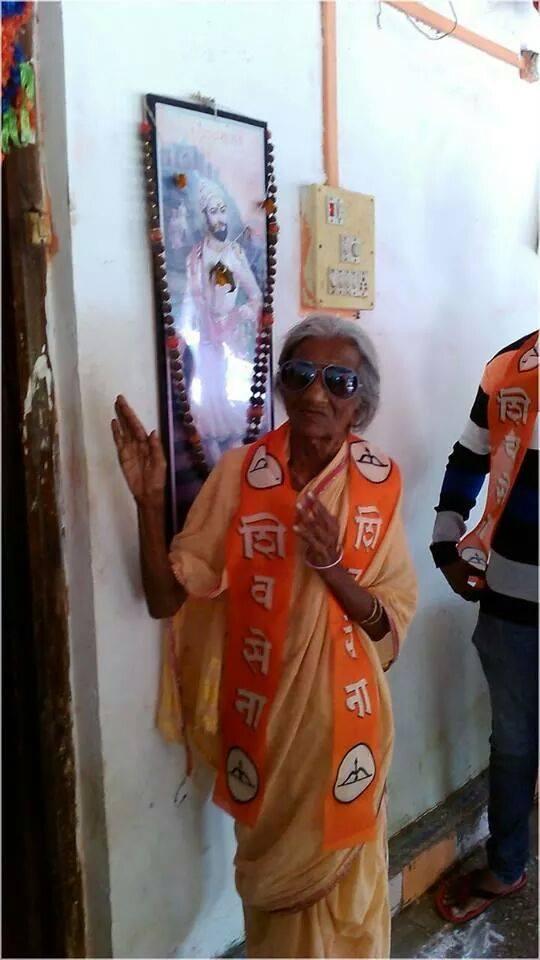 neeta_tikekar's tweet photo. असे सैनिक आहेत म्हणूनच इतके धक्के 
झेलून सुद्धा शिवसेना आज आधी होती तसीच आहे...
#Vote4Shivsena 
#UThaMaharashtra http://t.co/9baIfbsVXD