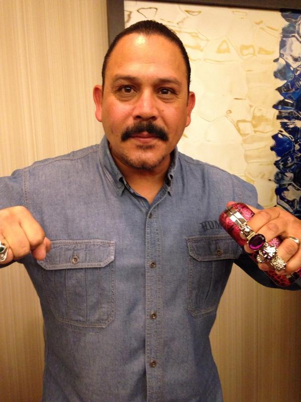 DocOcchipinti's tweet photo. @EmilioRivera48 you even rocked the brass knuckle bag for a fan!! #nothingcooler #SOADAY #SOA #Mayans http://t.co/lkz6wEvmqu