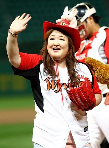 이국주 SK 와이번스 시구
파격적인 시구로 화제가 된 이 날
관중의 기운을 호로록~ 호로록~ 삼켜서
SK에게 두 배로 전달!!
결과는... SK 와이번스의 완벽한 승리!!!