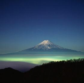 みっちー 数々のイケメンを待ち受けにしてきたけど 健康運が上がると聞いて富士山にしました 急に老け込む俺 Http T Co Hrselshqqw Twitter