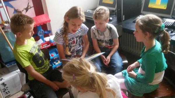 WSKOPiusX's tweet photo. --Kanjers van groep 8 lezen voor in groep 3.
---
Verzonden via WhatsApp http://t.co/RyTrdaGw9Z