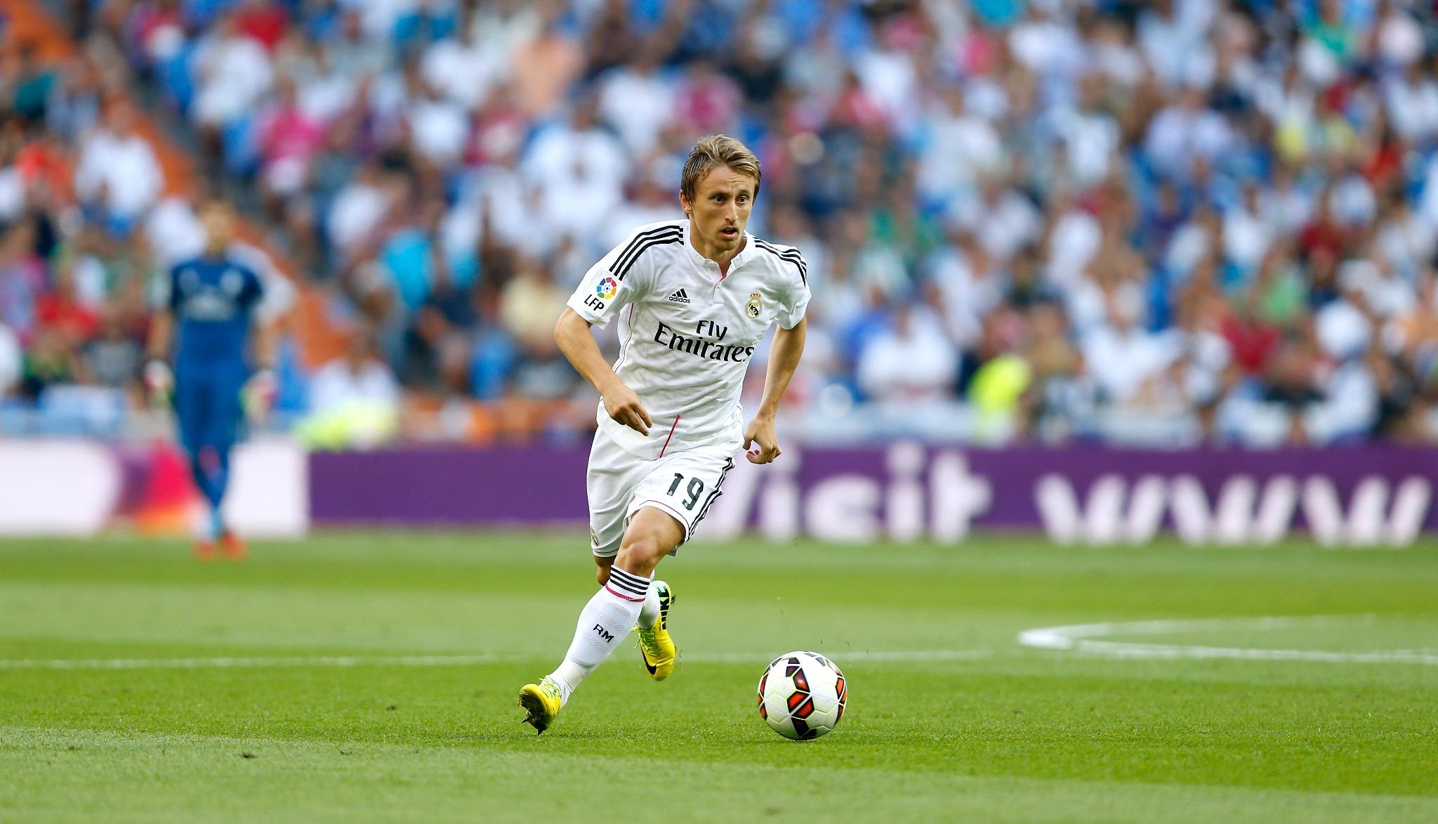 スマサカbygmo 昨シーズン大活躍だったモドリッチ選手 攻撃だけでなく守備面でも貢献する姿はまさに現代サッカーの司令塔 ちなみに今シーズンは自慢の のロングヘアをバッサリ切ってファンを驚かせています Http T Co Jawe3xgrce Twitter