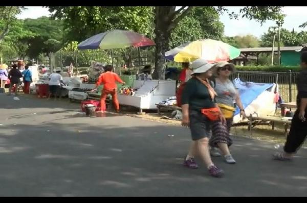 Metro_TV's tweet photo. Korban Kebakaran Bangun Lapak Dadakan di Sekitar Candi Borobudur http://t.co/o1aPPhBZAP http://t.co/zw7VQUOdFt