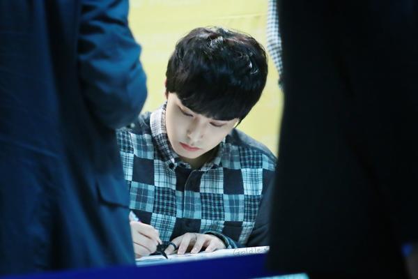 reiclosetbunny's tweet photo. RT @_GoodbyeDays: 141002 TonyMoly Fansign [cr: Goldie (#10pic) http://t.co/danj9i1yek] #Sungmin (๑ӧ◡ӧ๑)♡* ♡♡* http://t.co/pk4aw2lfmL