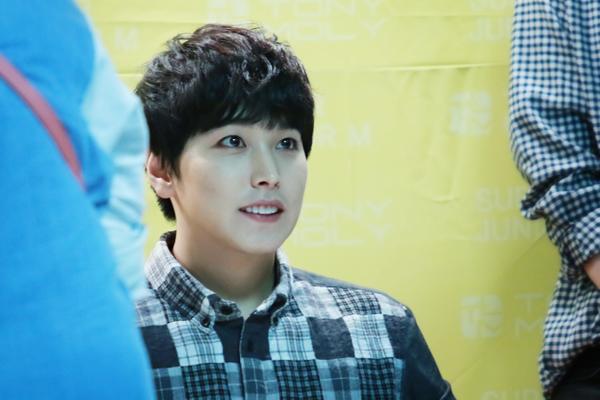 reiclosetbunny's tweet photo. RT @_GoodbyeDays: 141002 TonyMoly Fansign [cr: Goldie (#10pic) http://t.co/danj9i1yek] #Sungmin (๑ӧ◡ӧ๑)♡* ♡♡* http://t.co/pk4aw2lfmL