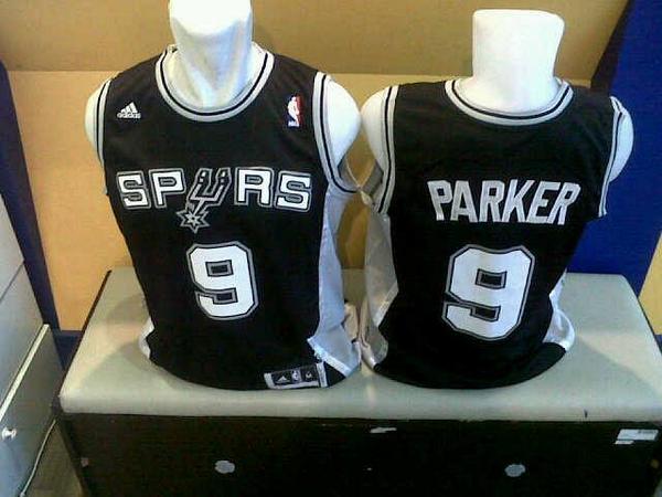 GaleriBasket's tweet photo. Jersey Revo Spurs Hitam #9 Parker | Size L XL | Price 135K | SMS/WA 0856 0190 5550 | BB 26e7e083 http://t.co/lWjE1XID5y