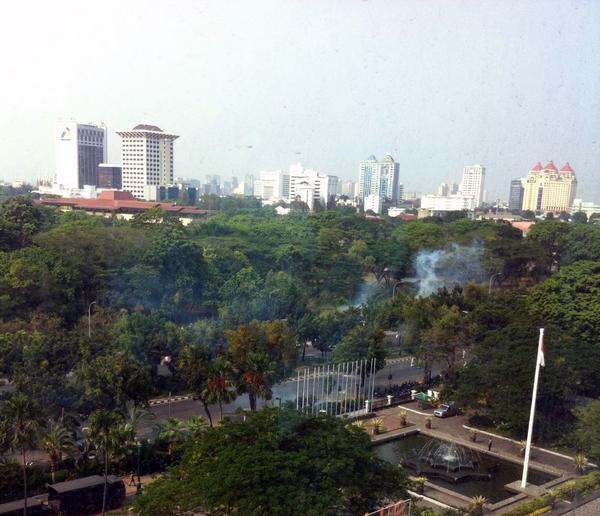 TMCPoldaMetro's tweet photo. 14:50 Kegiatan unjuk rasa di dpn Balaikota DKI Jl. Merdeka Selatan Jakpus, sementara lalin dialihkan. @sheindaah http://t.co/b11KxdjUKx