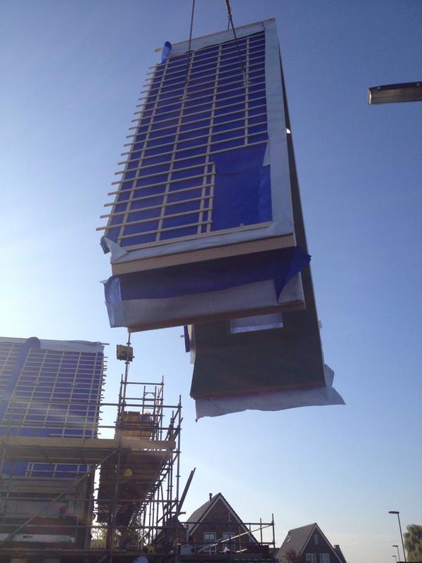 MJPvanSabben's tweet image. Op dit moment wordt de kap geplaatst op een nieuwe @Rianthuis in #lewedorp