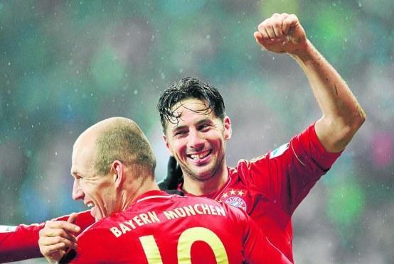 Our Golden Oldie - Claudio Pizarro
turns 36. Happy birthday Inca God! More of those backheel assists&touch goals plz 