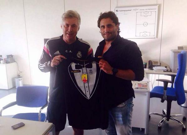leondeportivo's tweet photo. El entrenador del @realmadrid Carlo Ancelotti posa con el esmoquin de la @CyDLeonesa http://t.co/6WrzYirNDs