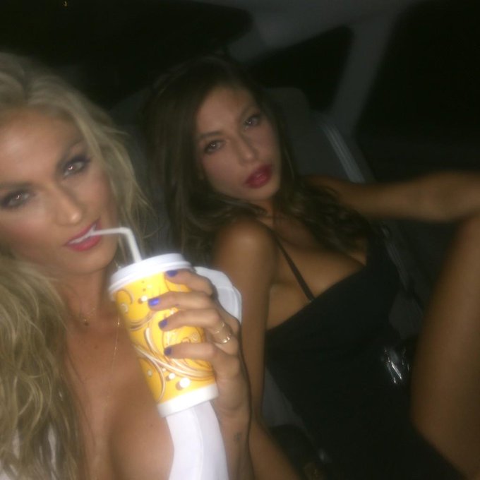 Everybody's starry eyed.. http://t.co/P1IOz4rYU8<a href="/tag/cmaawards"class="tags"><span>#cmaawards</span></a><a href="/tag/traffffuck"class="tags"><span>#traffffuck</span></a>