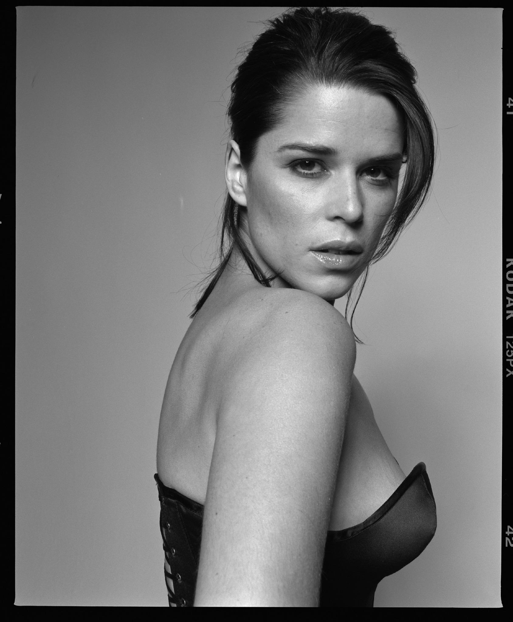 Neve Campbell cumple también hoy  41 años. Muchas felicidades Neve Happy Birthday
1 