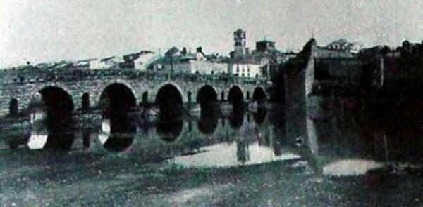 PaisajeHistoria's tweet photo. El puente romano de #Mérida, Extremadura en 1941. http://t.co/8TWpKx9JDN