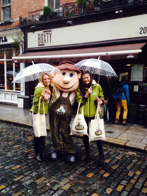 potato_ie's tweet photo. It's not raining in Templebar! Ok it is but it's not too wet to call by &amp; say "Hi" to @SamsPotatoes at @TheBoxtyHouse http://t.co/PBtfANNmVA