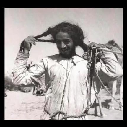 Alirabea132's tweet photo. كان الرجال في جزيرة العرب_وتهامة الحجاز يطيلون شعورهم ويظفرونها" للزينة وجذب الفتيات -صورة من واقع للمستشرق بيرترام http://t.co/qhGLWa9NI8