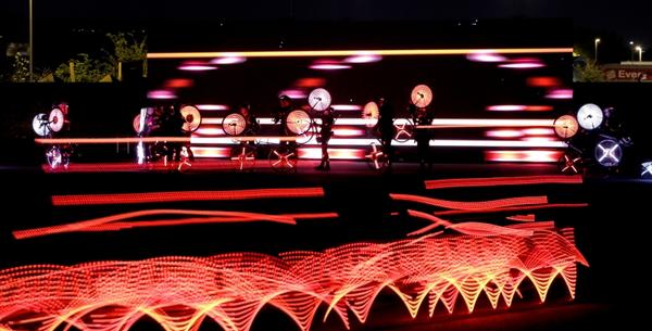 randomlynew's tweet image. 3,000 people wear #LEDsuits, #run, #dance, and #cycle to create #stunning #light #paintings randomlynew.com/4373/3000-peop…