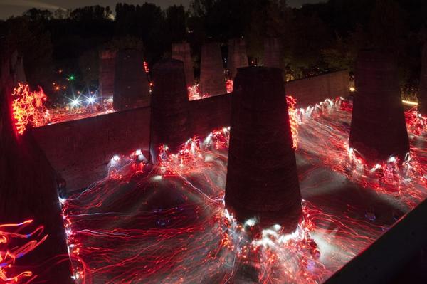 randomlynew's tweet image. 3,000 people wear #LEDsuits, #run, #dance, and #cycle to create #stunning #light #paintings randomlynew.com/4373/3000-peop…