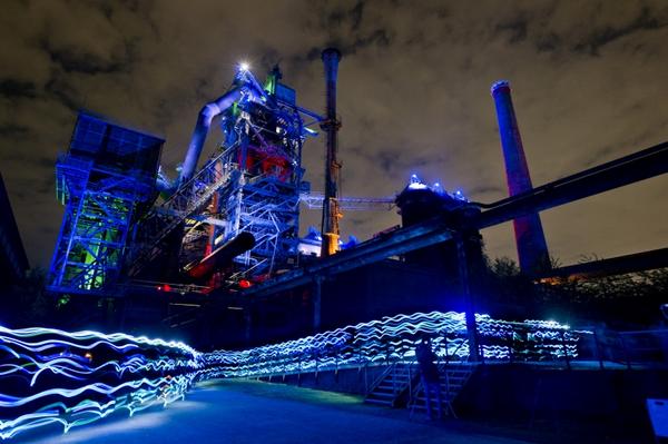 randomlynew's tweet image. 3,000 people wear #LEDsuits, #run, #dance, and #cycle to create #stunning #light #paintings randomlynew.com/4373/3000-peop…