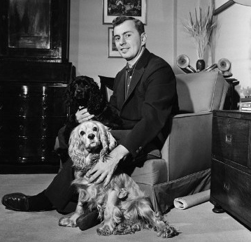 TheGlamourGuy's tweet photo. Gore Vidal was born on this day in 1925. #AmericanIntellectual #TheUnitedStatesOfAmnesia #GoreVidal http://t.co/UsO1TSLD5s