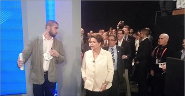 DCM_online's tweet photo. FHC de helicóptero, Eduardo Jorge de mochila, Levy suado: os bastidores do debate na Globo. http://t.co/Mz6s6vmKAW http://t.co/JVF0j9hRCz