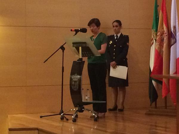 Ayto_DonBenito's tweet photo. Isabel Galán traslada a la @PoliciaDBVva la felicitación y el reconocimiento del Alcalde Mariano Gallego. http://t.co/DPD1zBy5zO
