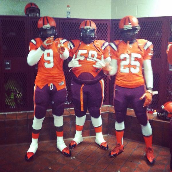 Im_trippy_mane2's tweet photo. Sqauud🏈🏈 http://t.co/5s1xsjQDEn