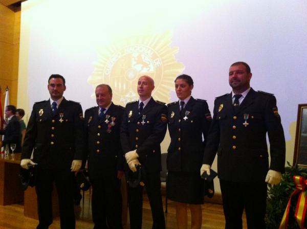 C100vegasaltas's tweet photo. Enhorabuena a los condecorados con la Cruz al Merito Policial distintivo Blanco de @PoliciaDBVva Felicidades a todos http://t.co/O04jMQ7UM3