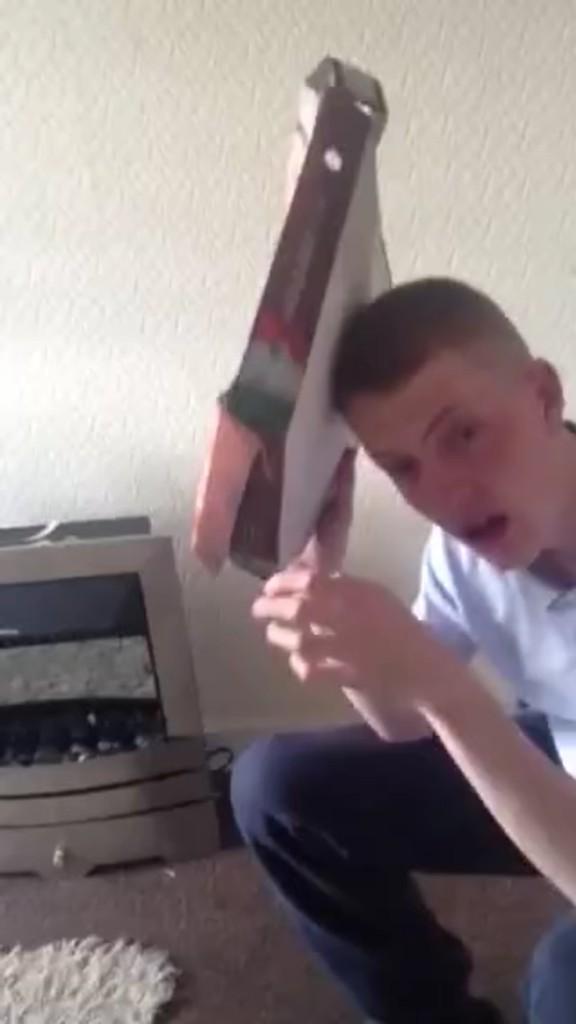 BatmanAnderson's tweet image. Boy I went to school with woke up, hungover with a pizza box superglued to his head.

Please Glasgow, never change.