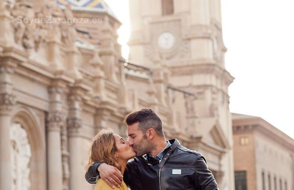 SoydeZaragoza's tweet photo. ¡BÉSATE POR ZARAGOZA!
Flashmob del beso en la Plaza del Pilar con animación, cabezudos... http://t.co/cdcsxzrT8x http://t.co/RFPPwugtbm